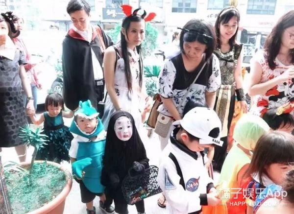 Cô bé Vô Diện nổi nhất dịp Halloween năm ngoái lại tái xuất rồi Cô bé Vô Diện nổi nhất dịp Halloween năm ngoái lại tái xuất rồi
