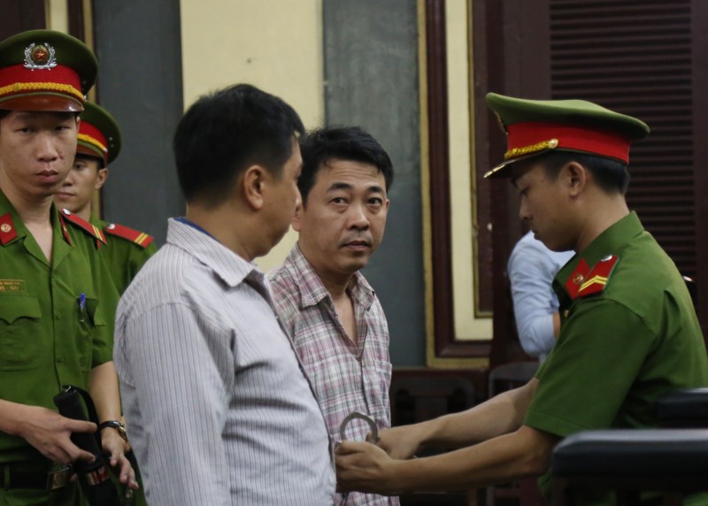 Hình ảnh cựu Giám đốc VN Pharma từ thẫn thờ đến khóc ngất tại tòa