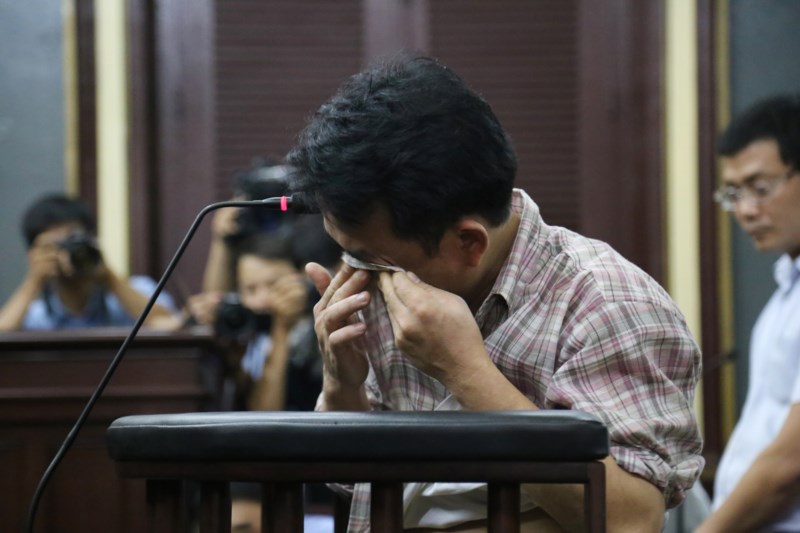 Hình ảnh cựu Giám đốc VN Pharma từ thẫn thờ đến khóc ngất tại tòa