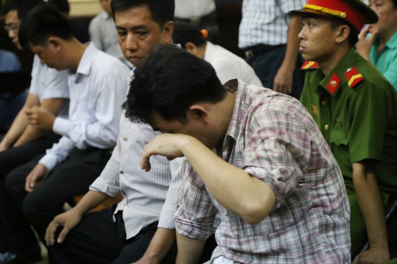 Hình ảnh cựu Giám đốc VN Pharma từ thẫn thờ đến khóc ngất tại tòa