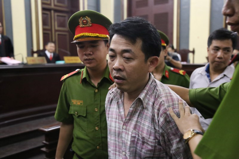 Hình ảnh cựu Giám đốc VN Pharma từ thẫn thờ đến khóc ngất tại tòa