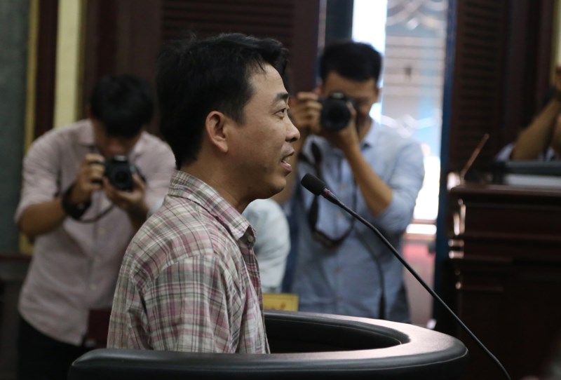 Hình ảnh cựu Giám đốc VN Pharma từ thẫn thờ đến khóc ngất tại tòa