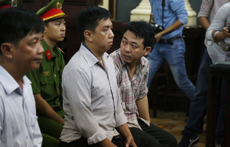 Hình ảnh cựu Giám đốc VN Pharma từ thẫn thờ đến khóc ngất tại tòa