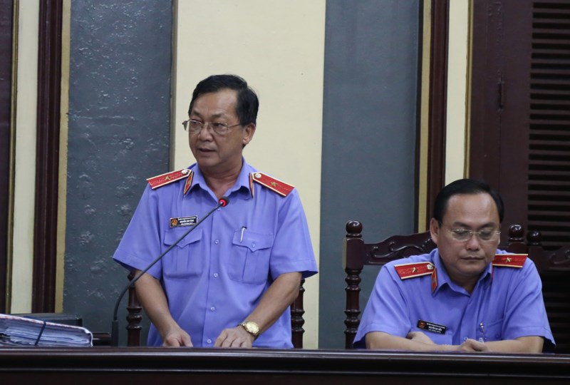 Hình ảnh cựu Giám đốc VN Pharma từ thẫn thờ đến khóc ngất tại tòa