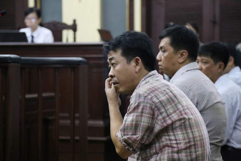 Hình ảnh cựu Giám đốc VN Pharma từ thẫn thờ đến khóc ngất tại tòa