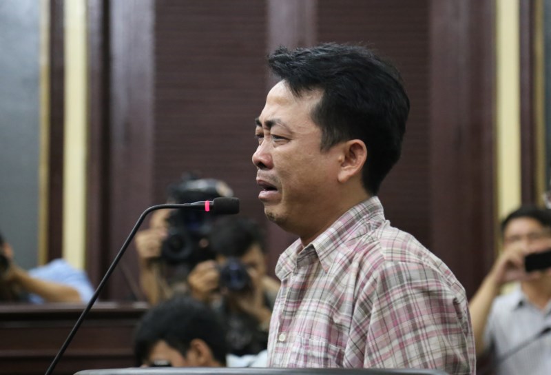 Hình ảnh cựu Giám đốc VN Pharma từ thẫn thờ đến khóc ngất tại tòa