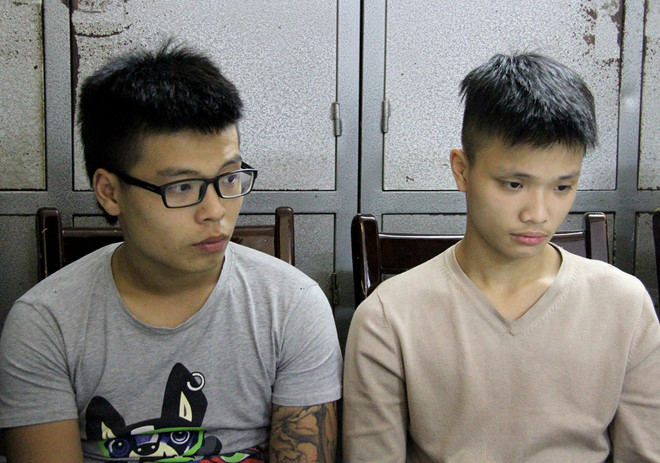 Cảnh sát chặn đoàn đua 30 xe máy lạng lách trên phố