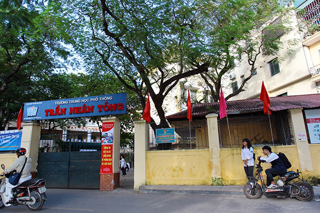 Khó tin: Học sinh được đề nghị đội mũ bảo hiểm lúc ngồi học