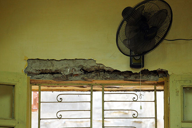 Khó tin: Học sinh được đề nghị đội mũ bảo hiểm lúc ngồi học