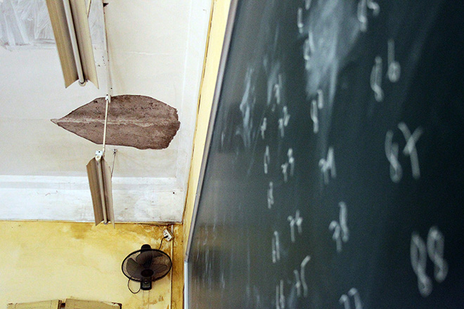 Khó tin: Học sinh được đề nghị đội mũ bảo hiểm lúc ngồi học