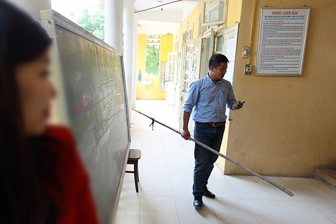 Khó tin: Học sinh được đề nghị đội mũ bảo hiểm lúc ngồi học