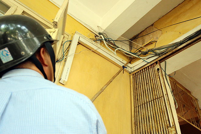 Khó tin: Học sinh được đề nghị đội mũ bảo hiểm lúc ngồi học