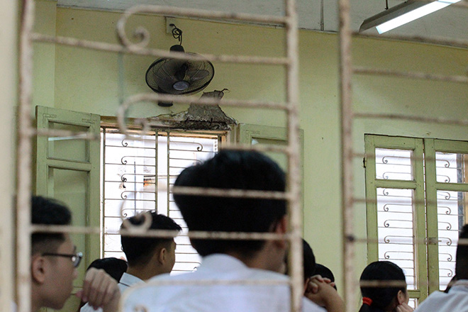 Khó tin: Học sinh được đề nghị đội mũ bảo hiểm lúc ngồi học