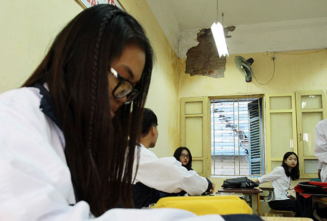 Khó tin: Học sinh được đề nghị đội mũ bảo hiểm lúc ngồi học