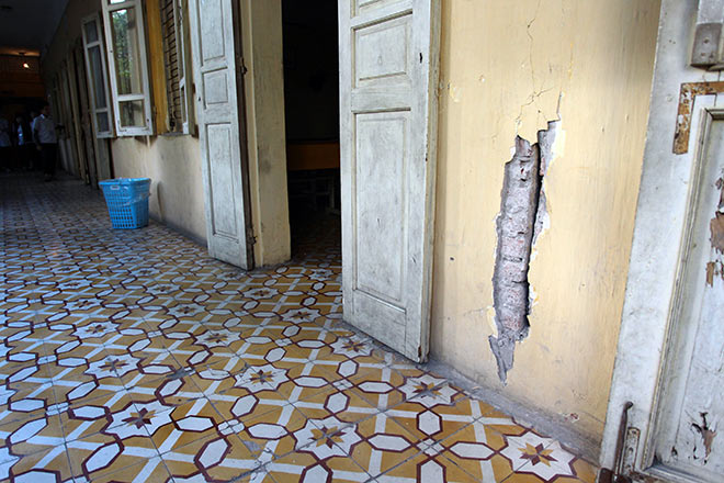 Khó tin: Học sinh được đề nghị đội mũ bảo hiểm lúc ngồi học