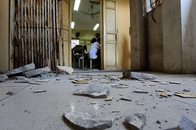 Khó tin: Học sinh được đề nghị đội mũ bảo hiểm lúc ngồi học