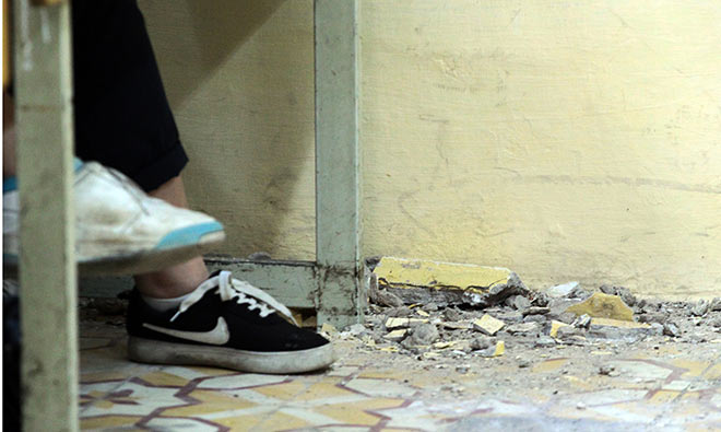 Khó tin: Học sinh được đề nghị đội mũ bảo hiểm lúc ngồi học