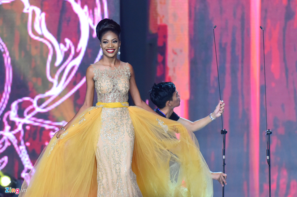 Huyền My nổi bật khi trình diễn váy dạ hội ở bán kết Hoa hậu Hòa bình