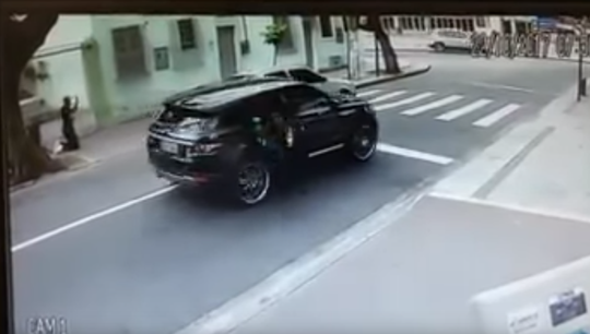 Clip - Cựu tuyển thủ Brazil bị cướp xe như trong phim