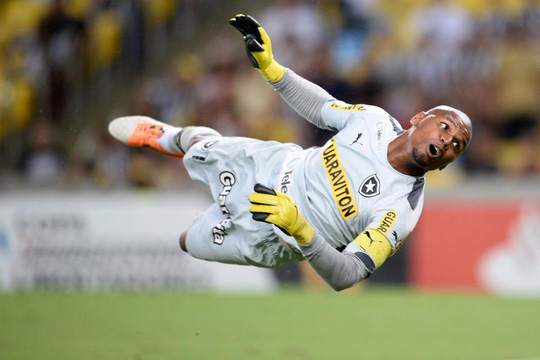 Clip - Cựu tuyển thủ Brazil bị cướp xe như trong phim