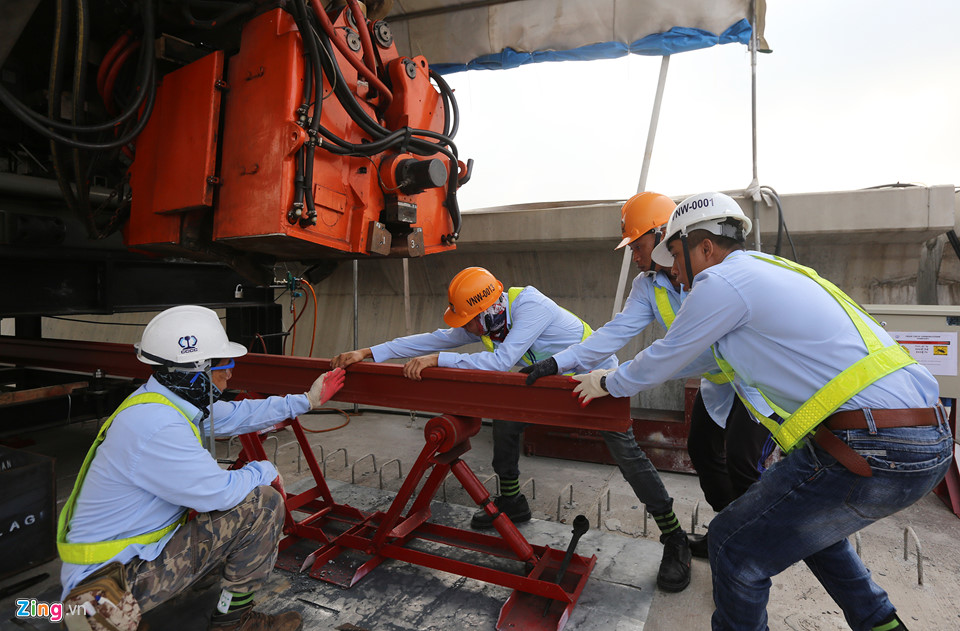 Cận cảnh đường ray tuyến metro đầu tiên ở Sài Gòn