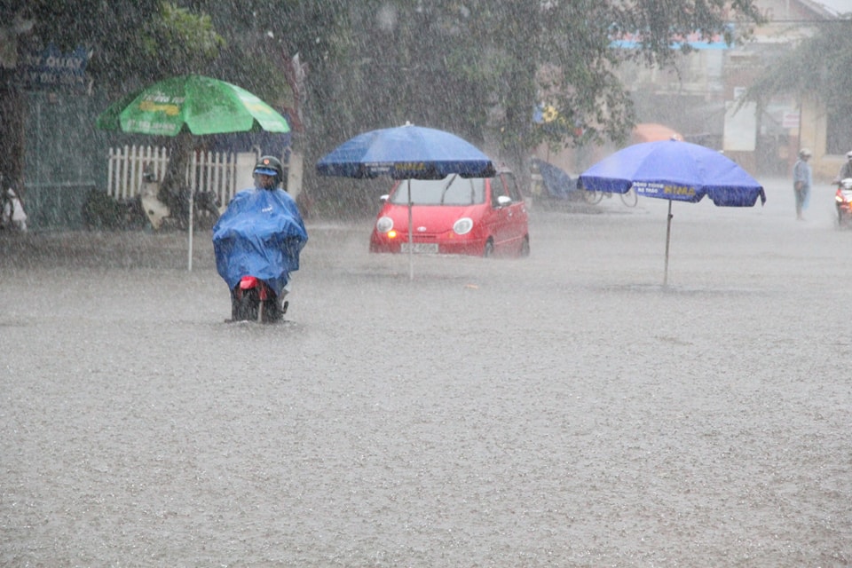 Lâm Đồng: Mưa to, TP.Bảo Lộc ngập sâu chưa từng có, tới cả mét