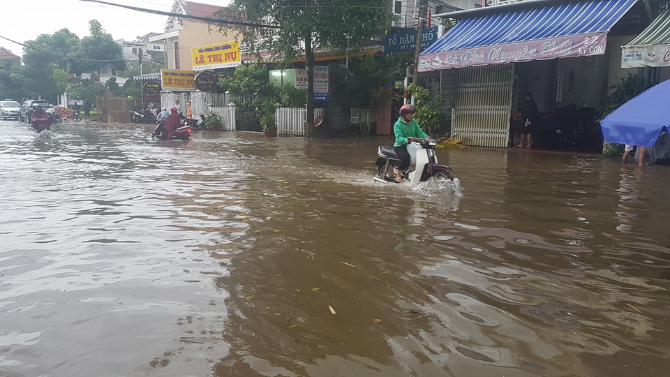 Lâm Đồng: Mưa to, TP.Bảo Lộc ngập sâu chưa từng có, tới cả mét