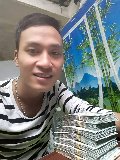 Sinh viên nghèo chạy xe ôm, trả lại khách 320 triệu: Em không tham vì nghĩ tới anh trai mình Sinh viên nghèo chạy xe ôm, trả lại khách 320 triệu: Em không tham vì nghĩ tới anh trai mình