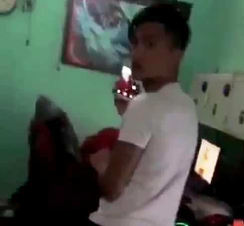 Một nữ sinh cấp 3 tham gia đánh hội đồng trong quán internet