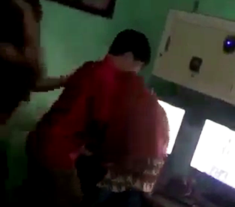 Một nữ sinh cấp 3 tham gia đánh hội đồng trong quán internet