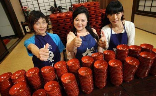 Nỗi buồn phù thủy ăn 480 bát mỳ trong 45 phút Nỗi buồn phù thủy ăn 480 bát mỳ trong 45 phút