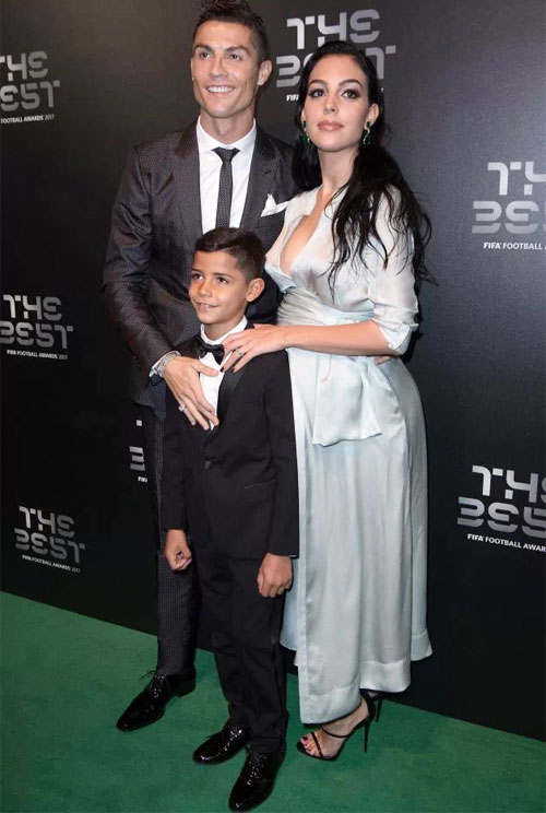 Người yêu mang bầu đùa nghịch với con riêng của C. Ronaldo