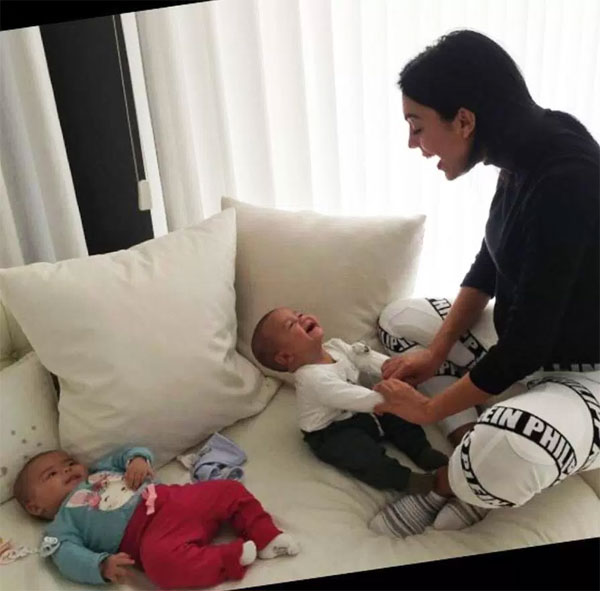 Người yêu mang bầu đùa nghịch với con riêng của C. Ronaldo