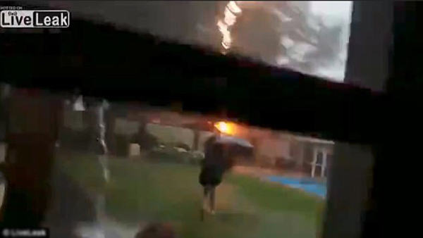 Cậu bé 12 tuổi bị sét đánh khi đang cầm ô nghịch mưa trong sân