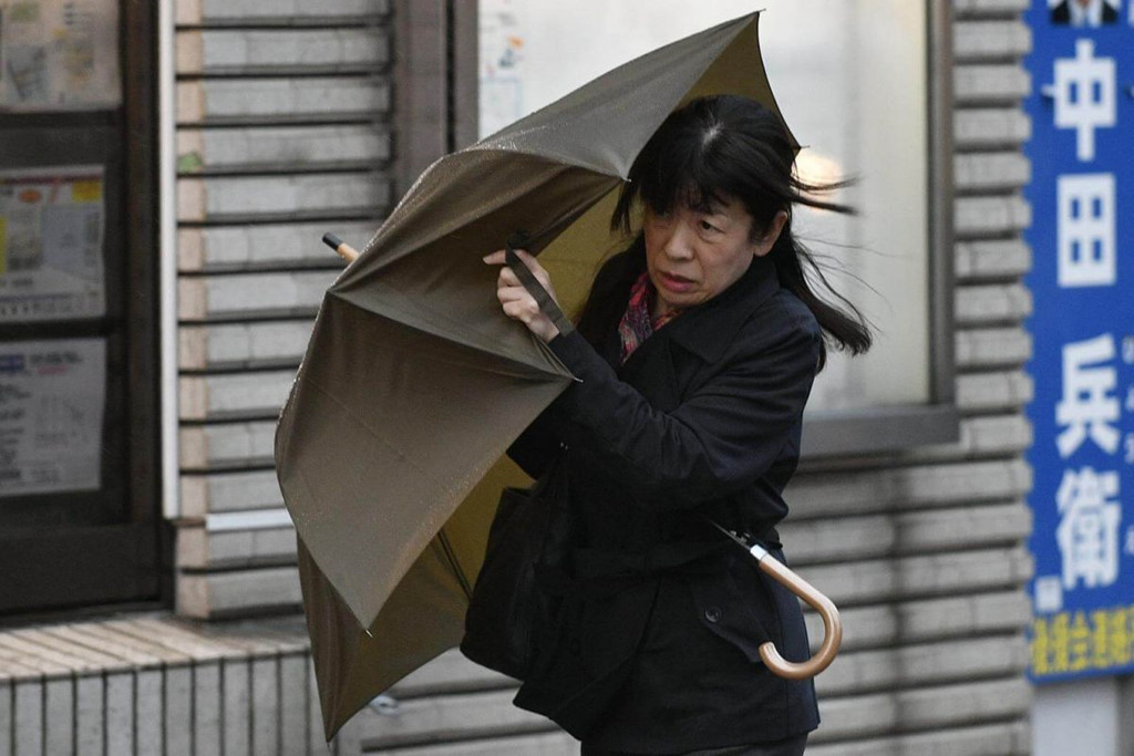 Siêu bão quái vật Lan càn quét Nhật Bản, 5 người chết