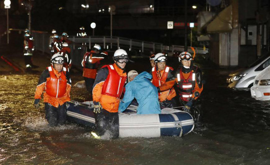 Siêu bão quái vật Lan càn quét Nhật Bản, 5 người chết