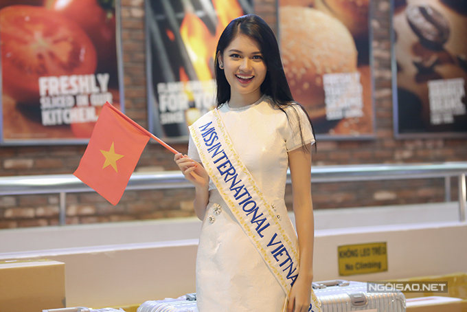 Thuỳ Dung tự tin bắn tiếng Anh ở sân bay trước khi đi thi Hoa hậu Quốc tế