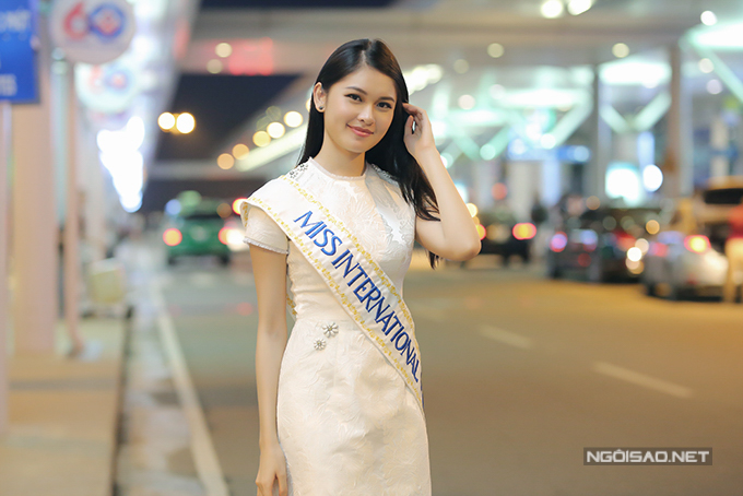 Thuỳ Dung tự tin bắn tiếng Anh ở sân bay trước khi đi thi Hoa hậu Quốc tế
