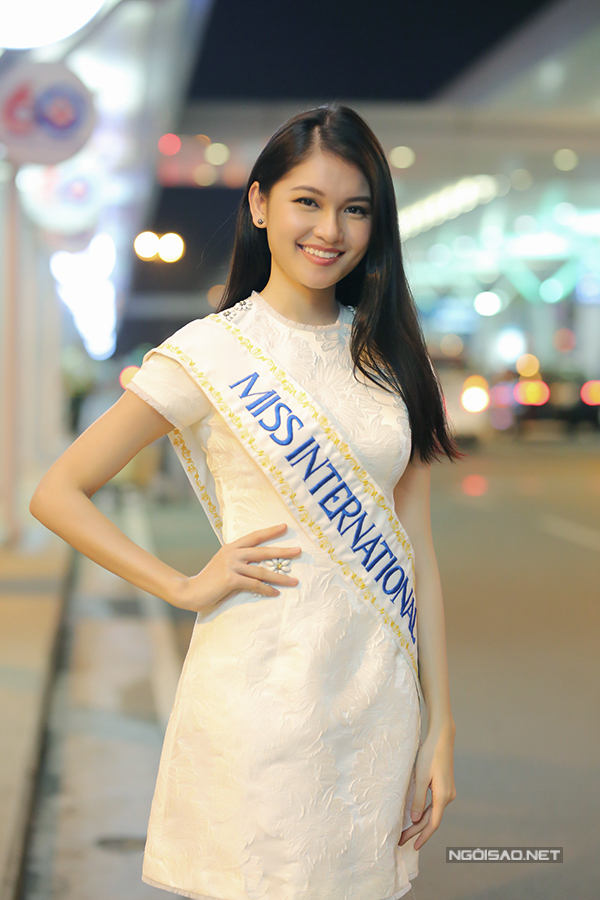 Thuỳ Dung tự tin bắn tiếng Anh ở sân bay trước khi đi thi Hoa hậu Quốc tế