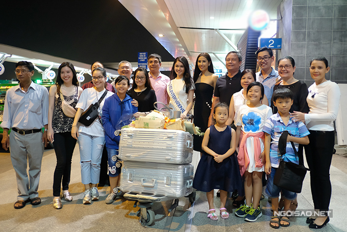 Thuỳ Dung tự tin bắn tiếng Anh ở sân bay trước khi đi thi Hoa hậu Quốc tế