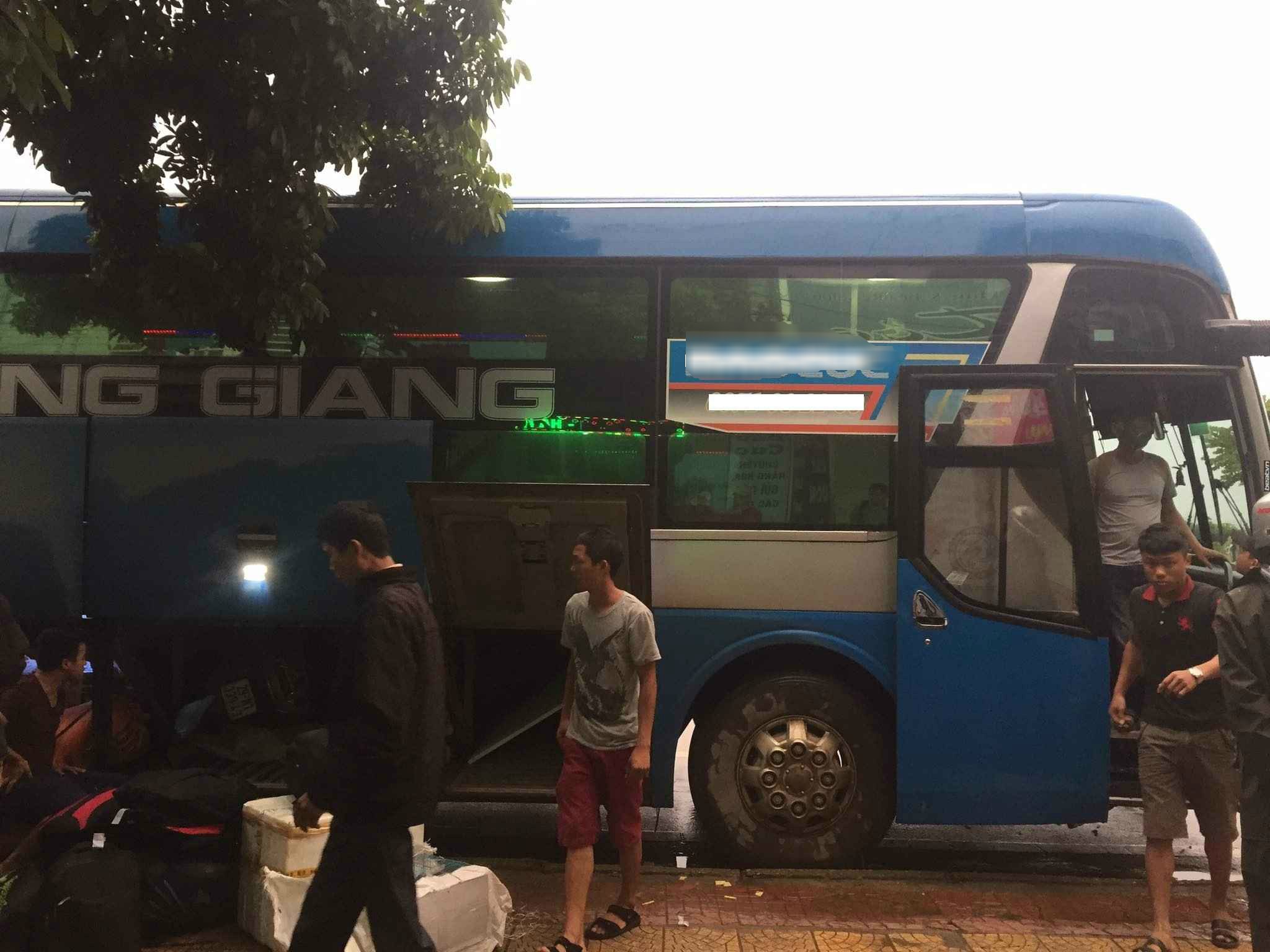 Đi xe khách giường nằm, cô gái bị phụ xe luồn tay vào người lục túi rồi giở trò sàm sỡ?