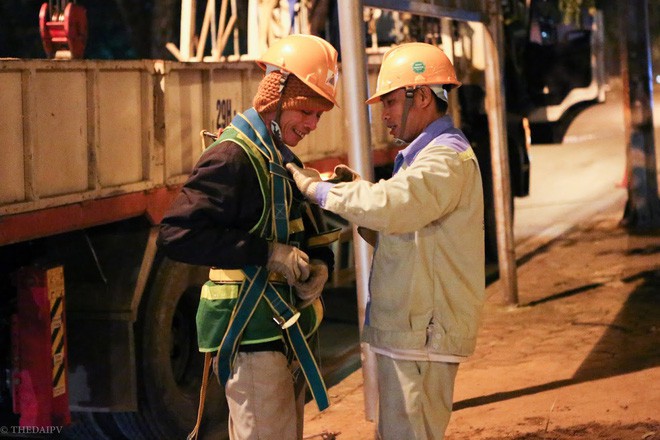 Chùm ảnh: Di dời hàng bằng lăng cuối cùng trên đường Kim Mã