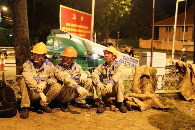 Chùm ảnh: Di dời hàng bằng lăng cuối cùng trên đường Kim Mã