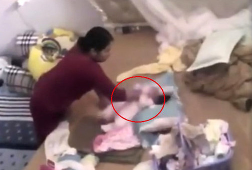 Mẹ bé gái bị đánh dã man: Kẻ hành hạ con tôi bị bắt là thích đáng