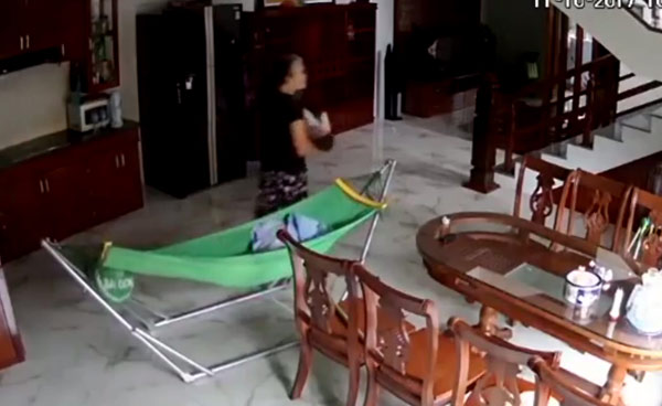 Chỉ vì lười ăn, con tôi đã bị bảo mẫu nổi giận đánh bầm vùng kín của bé