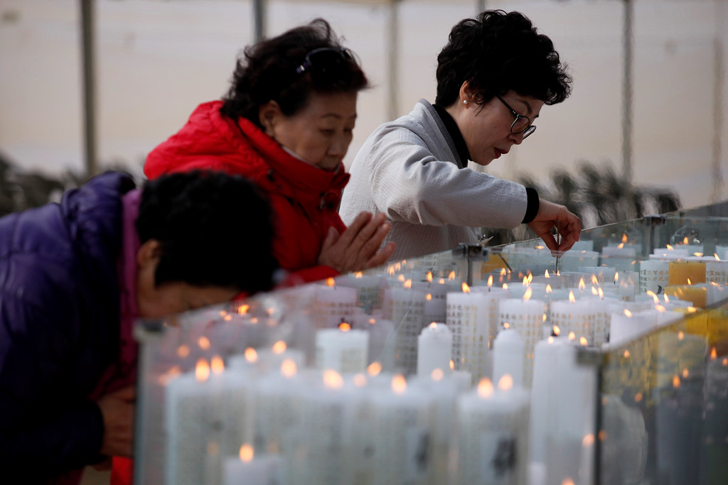 Cha mẹ Hàn Quốc thắp nến, cầu nguyện con vượt vũ môn