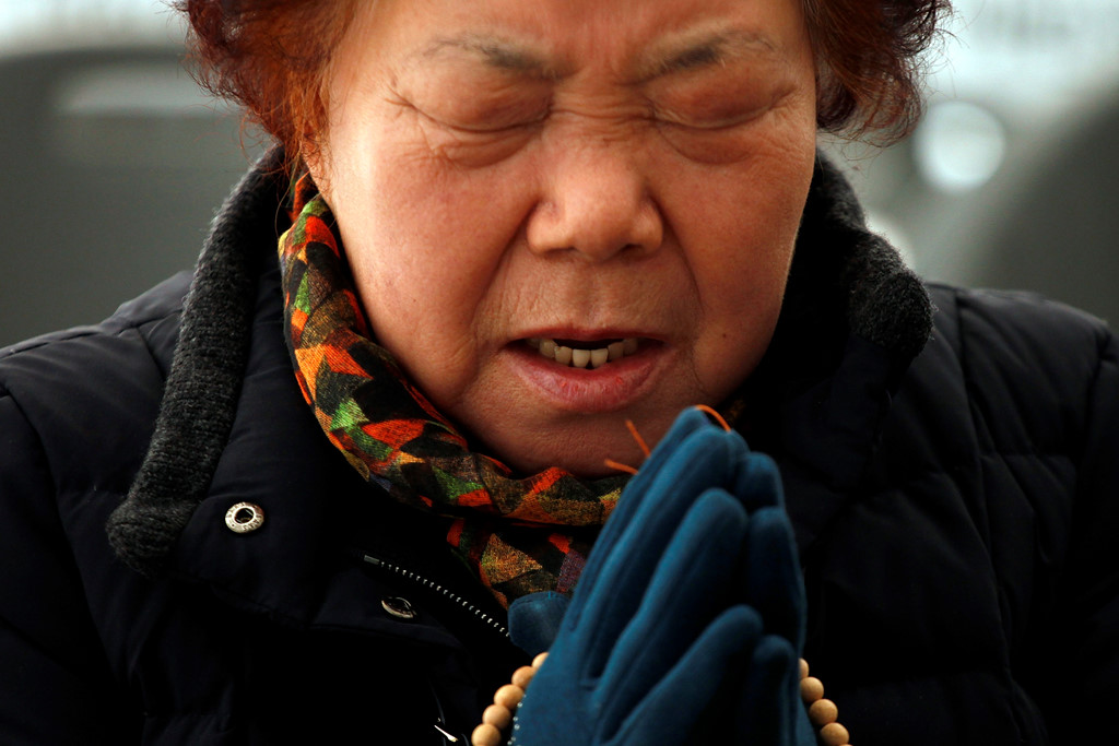 Cha mẹ Hàn Quốc thắp nến, cầu nguyện con vượt vũ môn