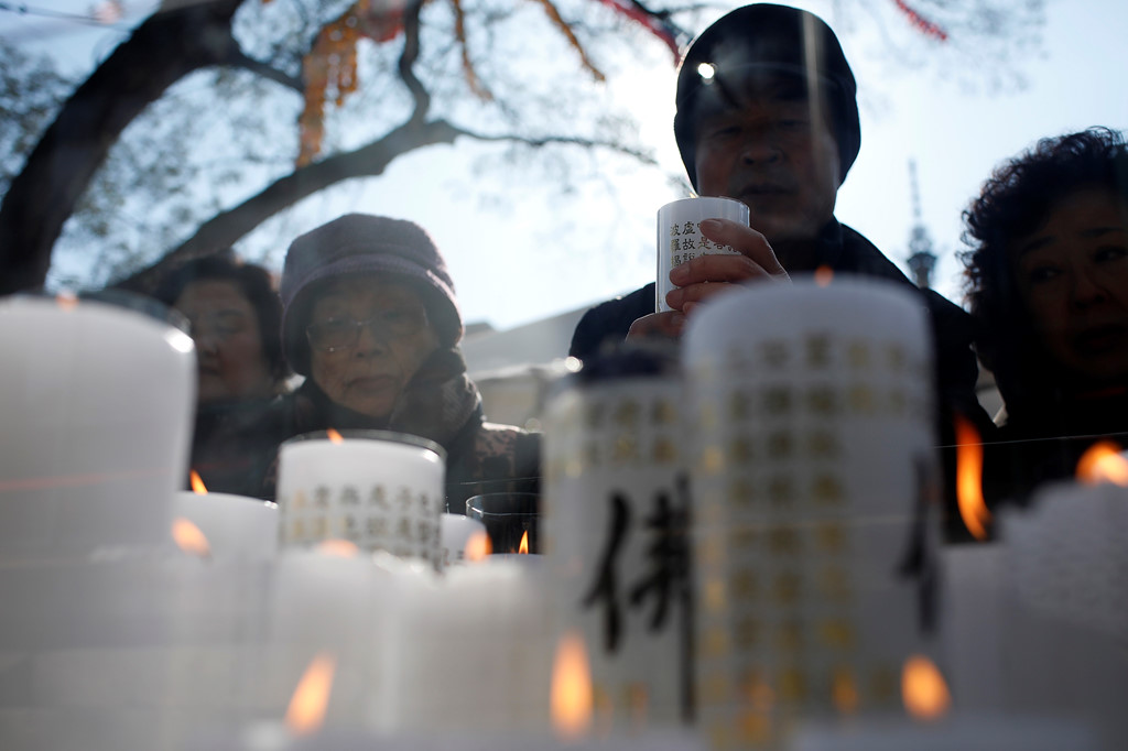 Cha mẹ Hàn Quốc thắp nến, cầu nguyện con vượt vũ môn