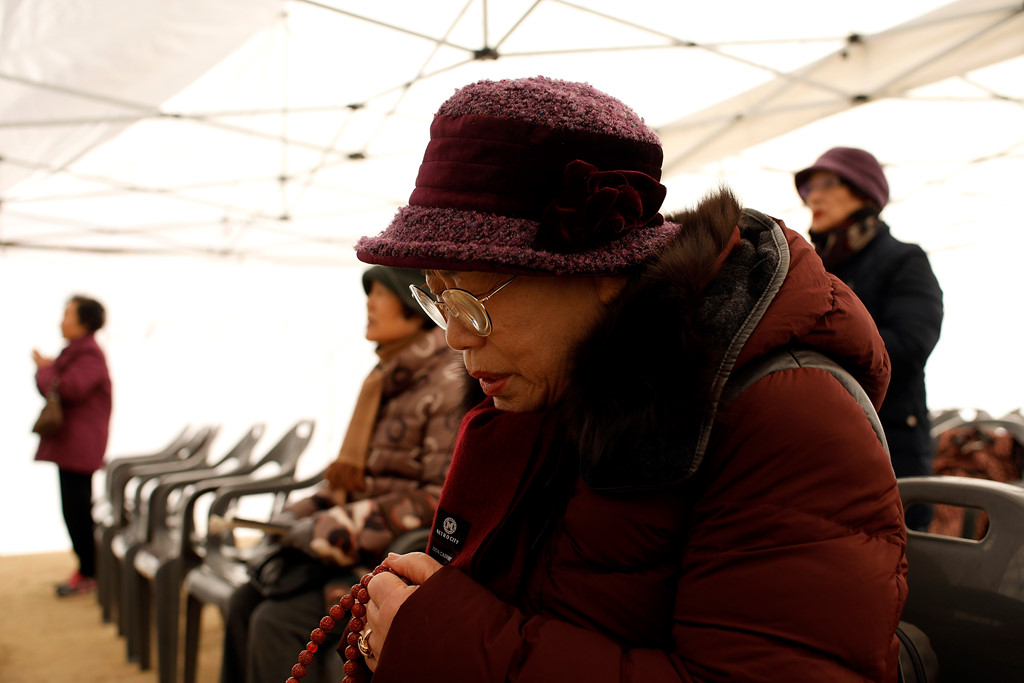 Cha mẹ Hàn Quốc thắp nến, cầu nguyện con vượt vũ môn