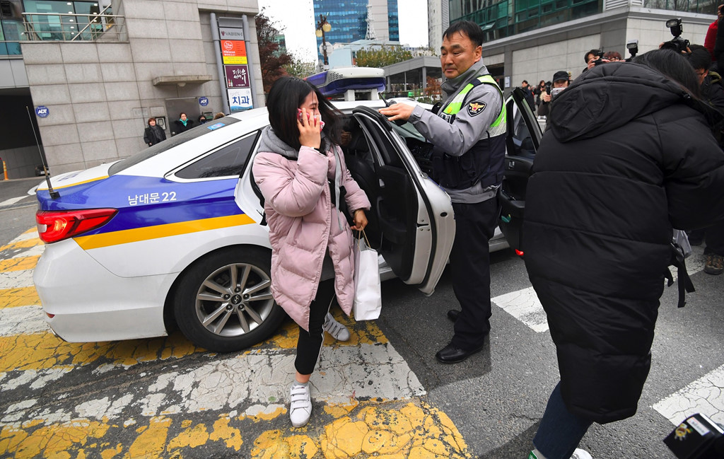 Cha mẹ Hàn Quốc thắp nến, cầu nguyện con vượt vũ môn